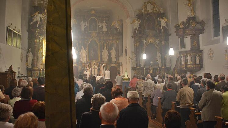 Bis auf den letzten Platz besetzt war die Ortskirche von Fridritt am Sonntagabend. Dort fand zum ersten Mal eine Fatimafeier des Fatima-Weltapostolats der Diözese Würzburg statt, Hauptzelebrant und Festprediger war Pfarrvikar Christian Stadtmüller, Diözesanleiter des Fatima-Weltapostolates Diözese Würzburg,. Mit ihm standen Ortspfarrer Dr. Dr. Anton Schilhan, sowie Pfarrer Frank Mathiowetz aus Heustreu (Landkreis Rhön-Grabfeld) am Altar. Foto: Friedrich