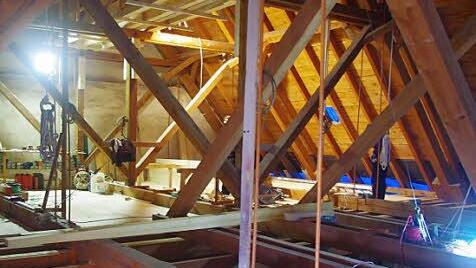 Derzeit wird das Dach der Kirche auf Vordermann gebracht.  Foto: Sarah Zubel