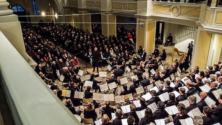 Ein beeindruckendes Konzert zum Totensonntag gestaltete der Coburger Bachchor unter Peter Stenglein in der Morizkirche. Foto: Jochen Berger