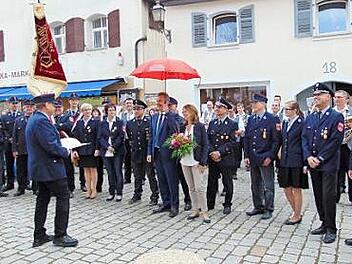 Den symbolischen Schirm für die Schirmherrschaft hat Bürgermeister Nekolla bereits übergeben bekommen.  Foto: Petra Malbrich