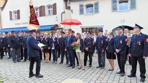 Den symbolischen Schirm für die Schirmherrschaft hat Bürgermeister Nekolla bereits übergeben bekommen.  Foto: Petra Malbrich
