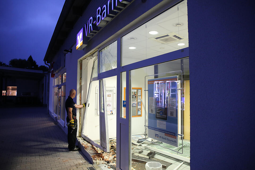 Unfall in Bayreuth: Auto kracht in Bank