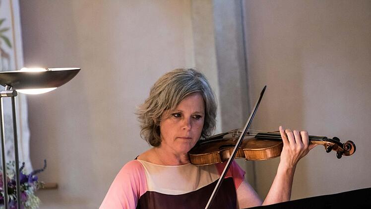 Veronika Skuplik (Foto) und Christoph Lehmann zogen das Publikum mit ihrer feinsinnigen Musikalität in Bann. Foto: Jochen Berger