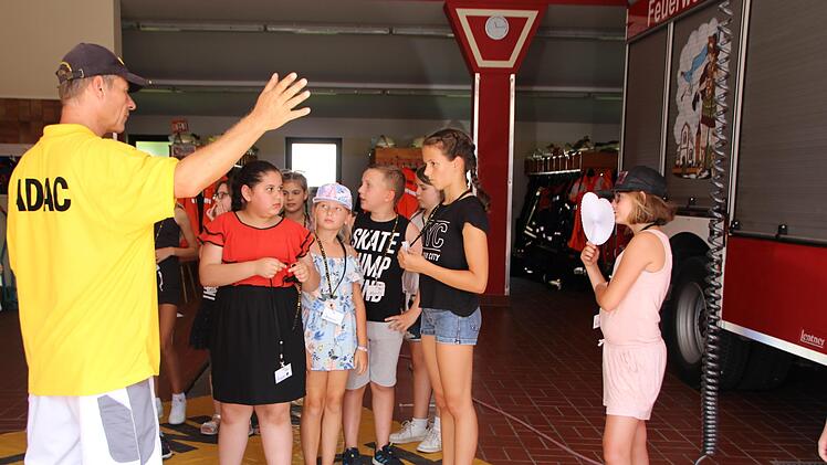 Andr&eacute; Helwig vom ADAC verwendet viele plastische Beispiele, um den toten Winkel zu erkl&auml;ren. Foto: Mirjam Stumpf