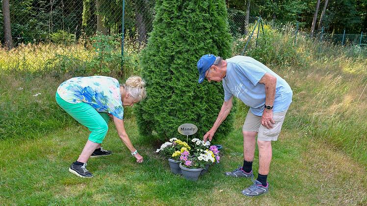 Edeltraud und Herbert Kelsch pflegen das letzte Grab. Foto: Ronald Rinklef