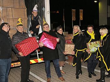 Mitglieder der Coburger Narhalla helfen beim Verladen der Pakete für Albanien.  Foto: Desombre