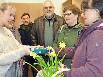 Olena Demchuk (links) nimmt ein Begrüßungsgeschenk entgegen. Sie empfing gemeinsam mit Verena Zepter als Leiterin der sozialen Dienste bei der Caritas (Zweite von links) Besucher der grünen Liste (von rechts): Patrizia Ziontas, Uschi Schmidt (auch frühere Flüchtlingsbetreuerin), Georgios Halkias und Marc Deavin  Foto: Bernhard Panzer