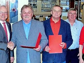 Als politische Urgesteine bezeichnete Heinz Köhler die Brüder Klaus und Michael Stengl vom SPD- Ortsverein Friesen bei deren Ehrung. Von links Stadtverbandsvorsitzender Ralf Völkl, Heinz Köhler, Klaus Stengl, Michael Stengl, Ortsvereinsvorsitzender Egon Becker, Bürgermeisterkandidatin Sabine Gross und Stadträtin Marina Schmitt  Foto: K.- H. Hofmann
