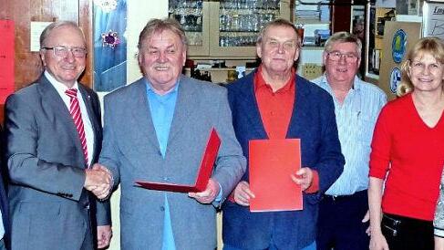 Als politische Urgesteine bezeichnete Heinz Köhler die Brüder Klaus und Michael Stengl vom SPD- Ortsverein Friesen bei deren Ehrung. Von links Stadtverbandsvorsitzender Ralf Völkl, Heinz Köhler, Klaus Stengl, Michael Stengl, Ortsvereinsvorsitzender Egon Becker, Bürgermeisterkandidatin Sabine Gross und Stadträtin Marina Schmitt  Foto: K.- H. Hofmann