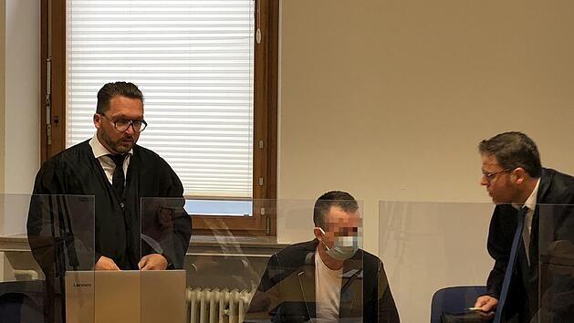 Der des Mordes angeklagte Daniel S. (Mitte) mit seinen beiden Verteidigern. Foto:  Stefan Sauer