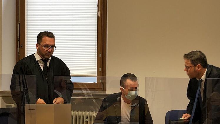 Der des Mordes angeklagte Daniel S. (Mitte) mit seinen beiden Verteidigern. Foto:  Stefan Sauer