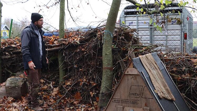 Hans-Joachim Fischer hat mit Gehölzschnitt eine sogenannte Benjeshecke gebildet, die Lebensräume für Insekten sowie Nist- und Versteckmöglichkeiten für Vögel bietet.    Foto: Sigrun Hannemann
