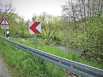 Die Fortführung des Radweges von Kauerndorf weiter nach Trebgast lässt sich von dieser Stelle aus nicht ohne ein Brückenbauwerk über den Weißen Main lösen. Zweiter Bürgermeister Heinz Mösch hielt es für notwendig, bereits jetzt in die Grundstücksverhandlungen einzutreten.