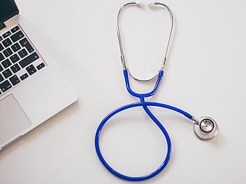 Gesundheitschecks am Arbeitsplatz können arbeitsbedingte Erkrankungen oder sogar Unfälle verhindern.