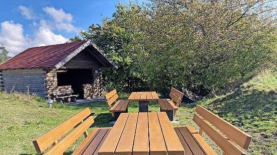 Eine neue stabile und angenehme Rastm&ouml;glichkeit bietet sich den Wanderern.