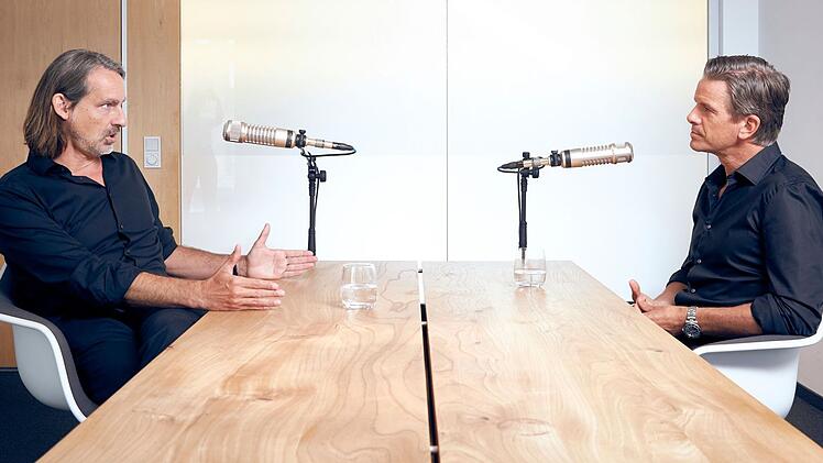 Markus Lanz (rechts) und Richard David Precht haben im Podcast "Lanz + Precht" &uuml;ber die Schattenseiten von KI gesprochen.