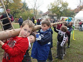 Der Kinderbaum wurde heuer erstmals in Medbach aufgestellt. Foto: Werner
