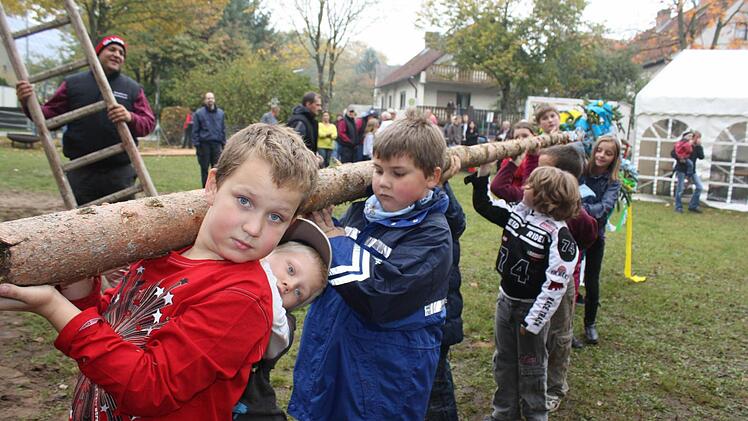Der Kinderbaum wurde heuer erstmals in Medbach aufgestellt. Foto: Werner