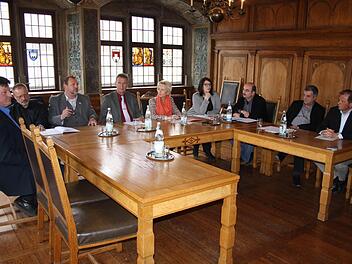 Kurt Wechselberger (stellvertretender Betriebsratsvorsitzender), Walter Mann (IG Metall), Holger lenz (Betriebsratsvorsitzender), OB Siegfried Müller, Landrätin Tamara Bischof, Corinna Petzold (Pressesprecherin des Landratsamtes), Roland Eckert (Wirtschaftsreferent des Landratsamtes), Eugen Hain (Vorsitzender der Geschäftsführer Agentur für Arbeit) und Thomas Geigenberger (Agentur für Arbeit) stellten ihre Strategie zum Erhalt des Kitzinger Fehrer-Standortes vor.  Foto: Riegler