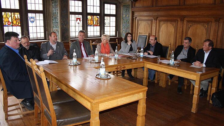 Kurt Wechselberger (stellvertretender Betriebsratsvorsitzender), Walter Mann (IG Metall), Holger lenz (Betriebsratsvorsitzender), OB Siegfried Müller, Landrätin Tamara Bischof, Corinna Petzold (Pressesprecherin des Landratsamtes), Roland Eckert (Wirtschaftsreferent des Landratsamtes), Eugen Hain (Vorsitzender der Geschäftsführer Agentur für Arbeit) und Thomas Geigenberger (Agentur für Arbeit) stellten ihre Strategie zum Erhalt des Kitzinger Fehrer-Standortes vor.  Foto: Riegler