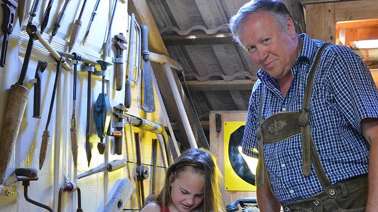 Heinrich Muth und seine Enkelin Maria.