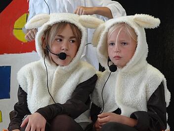 Die Schafe (gespielt von Leonie Walter und Sophia Treiber) trifft es: In Kräutertee sitzen sie, um ihre Wolle ganz, ganz weich zu bekommen. Ziemlich skeptisch sind die beiden dem Trend der TV-Welt gegenüber. Foto: Johanna Eckert