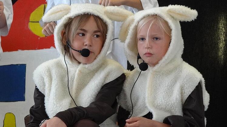 Die Schafe (gespielt von Leonie Walter und Sophia Treiber) trifft es: In Kräutertee sitzen sie, um ihre Wolle ganz, ganz weich zu bekommen. Ziemlich skeptisch sind die beiden dem Trend der TV-Welt gegenüber. Foto: Johanna Eckert