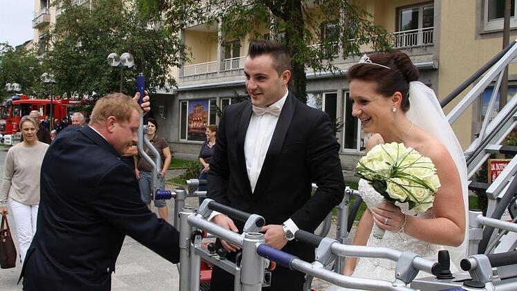 Glück gehabt: Das Hochzeitspaar Nadine (geborene Glaser) und Christian Giegler wurden mit der Drehleiter der Bad Kissinger Feuerwehr im quasi in den siebten Himmel über dem Kurgarten gehoben.