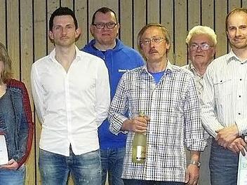 Ehrungen standen im Mittelpunkt der Hauptversammlung des SKC Blau-Weiß Zaubach. Unser Bild zeigt (von links) Vorsitzenden Wolfgang Witzgall, Sabrina Sesselmann, Sportwart Michael Herold, Kreisvorsitzenden Stefan Bänsch, Henry Höhn, Jugendwart Ewald Hempfling, Harald Hempfling und Bürgermeister Roland Wolfrum. Foto: Klaus-Peter Wulf