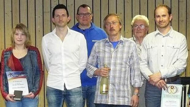 Ehrungen standen im Mittelpunkt der Hauptversammlung des SKC Blau-Weiß Zaubach. Unser Bild zeigt (von links) Vorsitzenden Wolfgang Witzgall, Sabrina Sesselmann, Sportwart Michael Herold, Kreisvorsitzenden Stefan Bänsch, Henry Höhn, Jugendwart Ewald Hempfling, Harald Hempfling und Bürgermeister Roland Wolfrum. Foto: Klaus-Peter Wulf