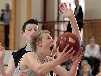 Manuel Feuerpfeil (mit Ball) zieht mit viel Energie zum Korb und ist vom Ulmer Nicolas Bretzel nicht zu stoppen.