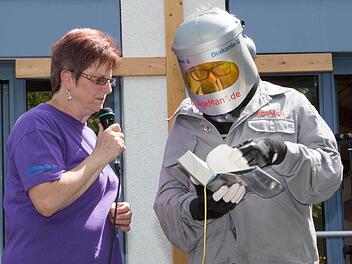 Was an den Raumanzug eines Astronauten erinnert ist in Wirklichkeit ein Alterssimulationsanzug. Marga Held und Jörg Scherzer demonstrierten damit eindrucksvoll die zunehmenden Beeinträchtigungen bei alten Menschen.  Foto: kag