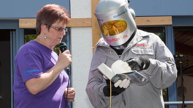 Was an den Raumanzug eines Astronauten erinnert ist in Wirklichkeit ein Alterssimulationsanzug. Marga Held und Jörg Scherzer demonstrierten damit eindrucksvoll die zunehmenden Beeinträchtigungen bei alten Menschen.  Foto: kag