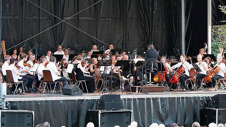 Impressionen vom Open-Air-Konzert mit dem Orchester der "Gesellschaft der Musikfreunde Neustadt".Foto: Albert Höchstädter