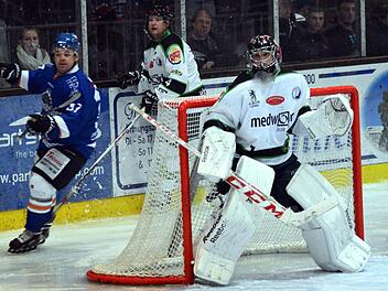 Was passiert an der Bande? Der Pegnitzer Markus Schwindl, Daniel Sikorski und HEC-Goalie Carsten Metz (von links) behalten den Puck ganz genau im Blick. Fotos: herzopress