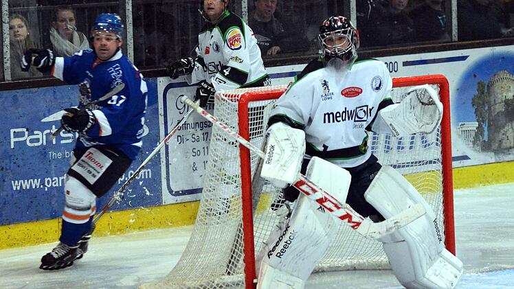 Was passiert an der Bande? Der Pegnitzer Markus Schwindl, Daniel Sikorski und HEC-Goalie Carsten Metz (von links) behalten den Puck ganz genau im Blick. Fotos: herzopress