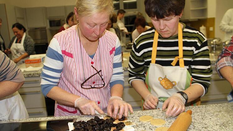 Zuerst baden die Pflaumen in Portwein, dann werden sie in zartes Marzipan gehüllt. Foto: Gerda Völk