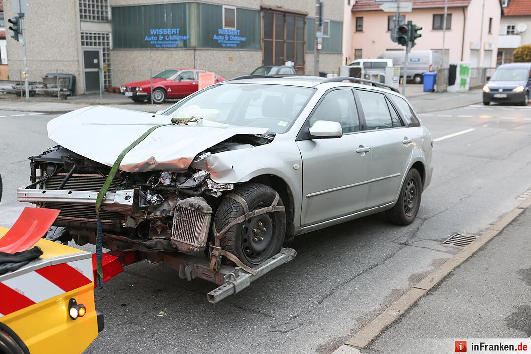 Ampel an Kreuzung ausgefallen - Zwei Pkw kollidieren in Obermichelbach