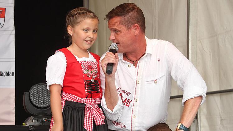 Moderator Lutz Riemenschneider interviewte die kleine Ariana Grüßner, die meinte "die Miss Germany ist aber schön".