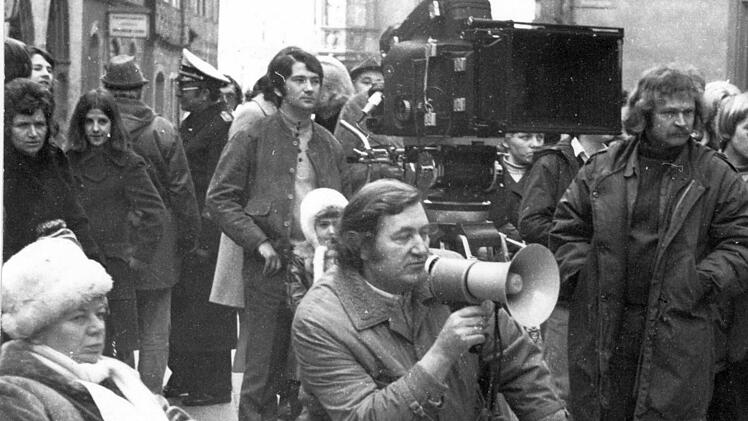 Dreharbeiten in der Herrngasse. Regisseur Herbert Ballmann mit Flüstertüte. Foto: CT-Archiv