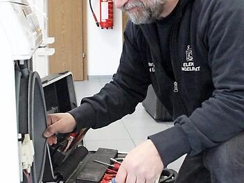 Elektromeister Paul Engelbrecht hat für eine Fernsehsendung Waschmaschinen manipuliert, um die Fertigkeiten und die Fairness von Handwerkern zu prüfen. Fotos: Andreas Lösch