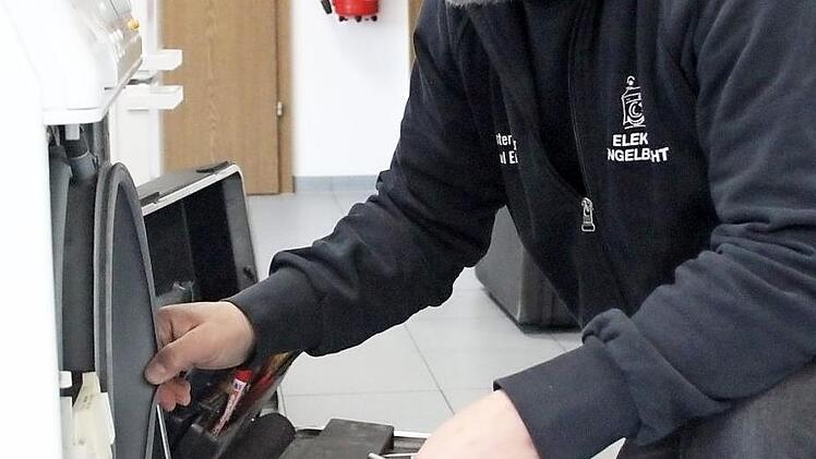 Elektromeister Paul Engelbrecht hat für eine Fernsehsendung Waschmaschinen manipuliert, um die Fertigkeiten und die Fairness von Handwerkern zu prüfen. Fotos: Andreas Lösch