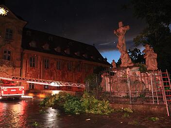 Ein Baum ist während eines Gewitters auf ein Denkmal auf der Oberen Brücke in Bamberg gestürzt. Eine Figur der "Kreuzigungsgruppe" wurde zerstört. Foto: NEWS5 / Merzbach