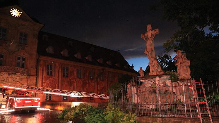 Ein Baum ist während eines Gewitters auf ein Denkmal auf der Oberen Brücke in Bamberg gestürzt. Eine Figur der "Kreuzigungsgruppe" wurde zerstört. Foto: NEWS5 / Merzbach