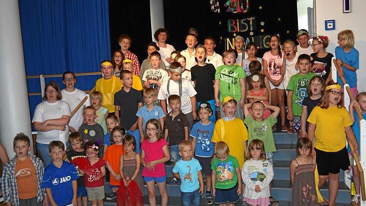 Als Gemeinschaftschor stimmten die Kinder des F&ouml;rderzentrums Ebern die Besucher auf das Sommerfest ein. Fotos: Klemens Albert