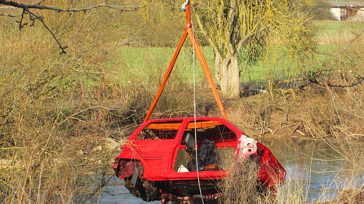 Das Fuchsstädter Bergungsunternehmen Gerner zog das versunkene Fahrzeug aus dem Wasser.Winfried Ehling
