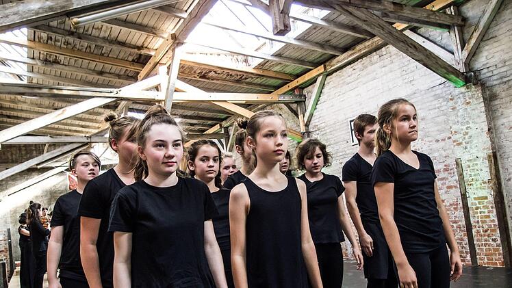 Kinder und Jugendliche des Projekts "We Dance" begeisterten zum Auftakt des Festivals "Klanggrenzen" in der Alten Pakethalle in Coburg.Foto: Jochen Berger