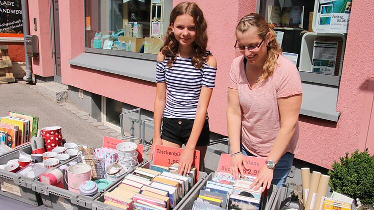 Präsentation ist wichtig. Das hat Sophia Klement (links) schnell begriffen, als sie mit Raphaela Hauguth von der Leseinsel Bücher und andere Artikel in einer Auslage vor dem Geschäft präsentiert.Helmut Will