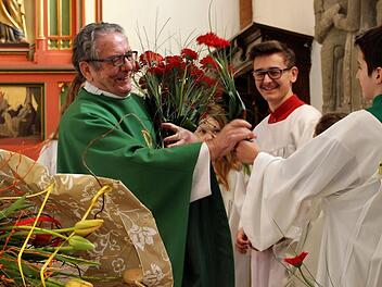Pater Gabriel Ramos Valiente freute sich über die Glückwünsche der Ministranten.      Foto: Evi Seeger