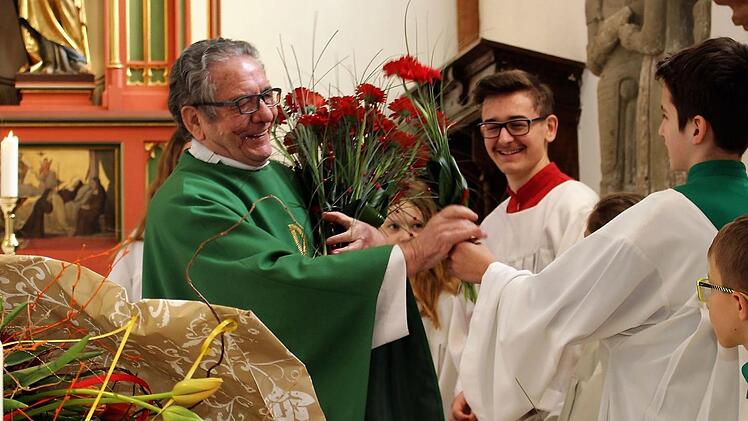 Pater Gabriel Ramos Valiente freute sich über die Glückwünsche der Ministranten.      Foto: Evi Seeger